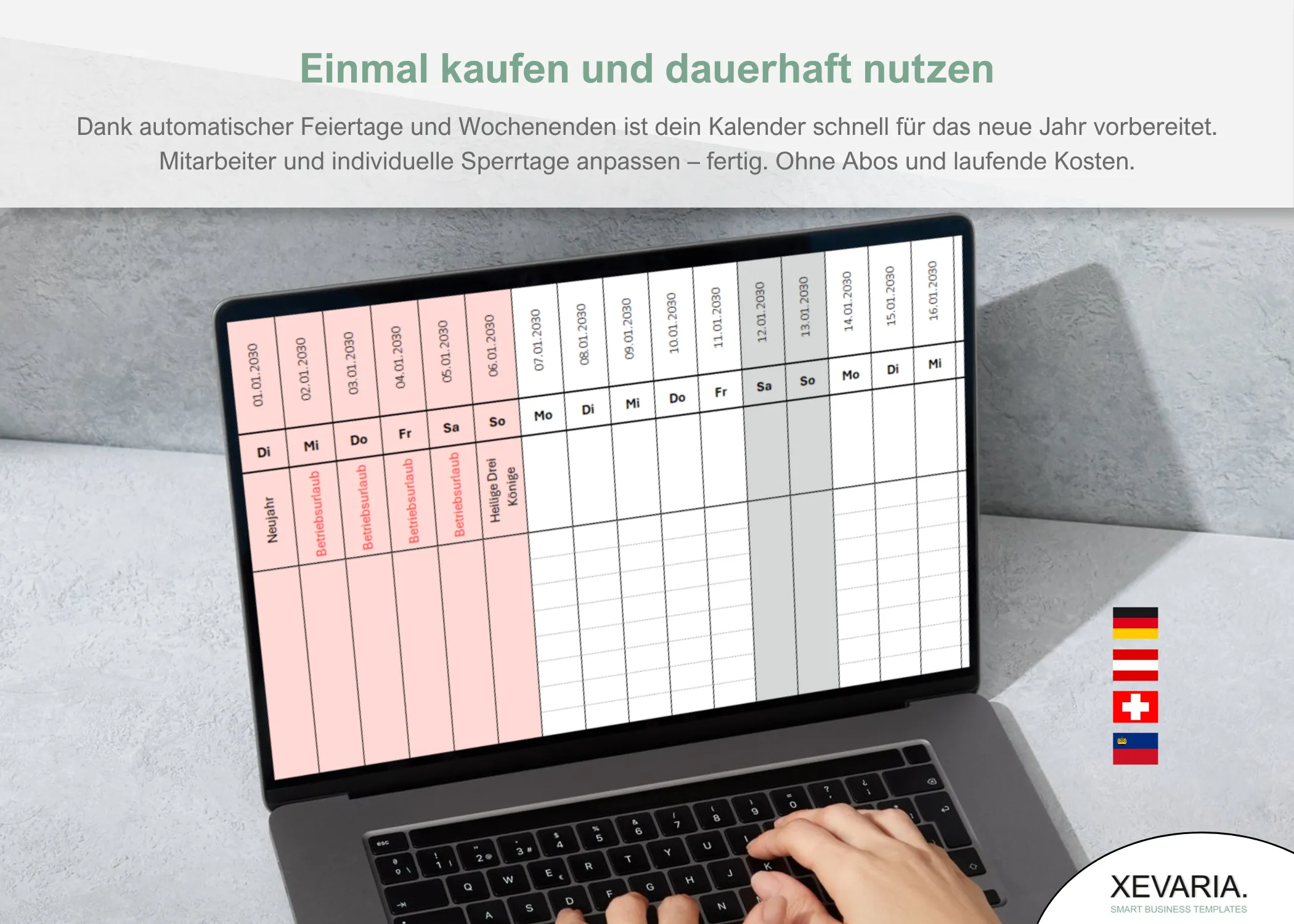 Einsatzplanung Excel – Laptop mit Jahreskalender, Mitarbeiterzeilen und Feiertagen